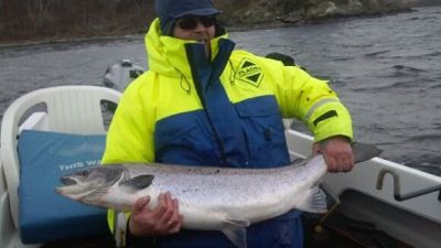 Unser Ghillie Grant mit einem im Loch Tay gefangenen Lachs von  28lb 